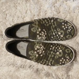 Clarks Cloudsteppers woman's size 12M slip-on sneakers floral camo green Adella